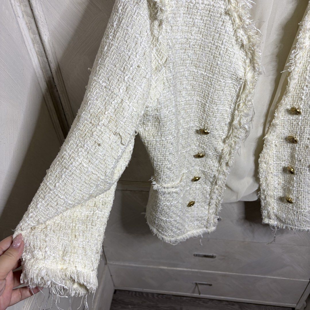CLN Cream tweed open-front blazer jacket (Category: Coats, Jackets and Outerwear) located in Baguio. Submitted by closetdropsbgo (Listing ID 1462627557, Image 2). Description: flaw shown in photo.
