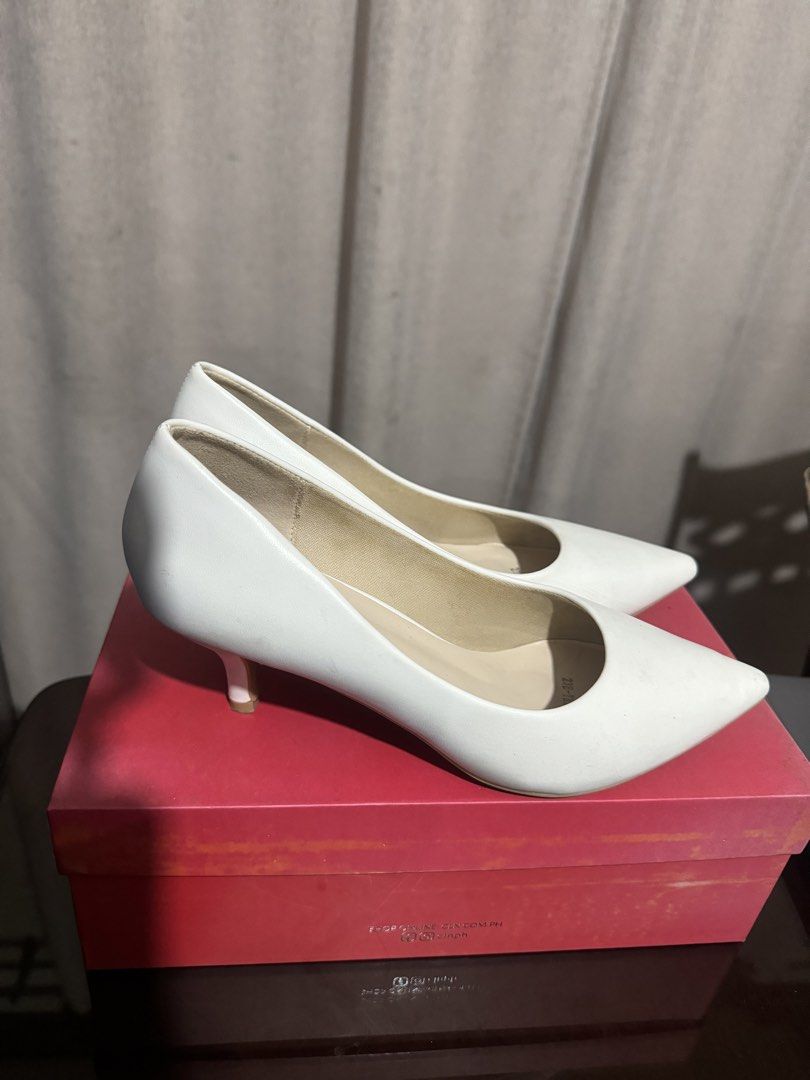 CLN White Pointed Toe Heels Size 38 (Category: Heels) located in Manila. Submitted by heath2600 (Listing ID 1462596412, Image 1). Description: - Brand: CLN - Style: White pointed toe heels (classic pumps) - Size: 38 - Origin: Made in Thailand - Occasion: Perfect for work or dressing up an outfit - Heel Height: Moderate - Condition: Clean and ready for a new home.