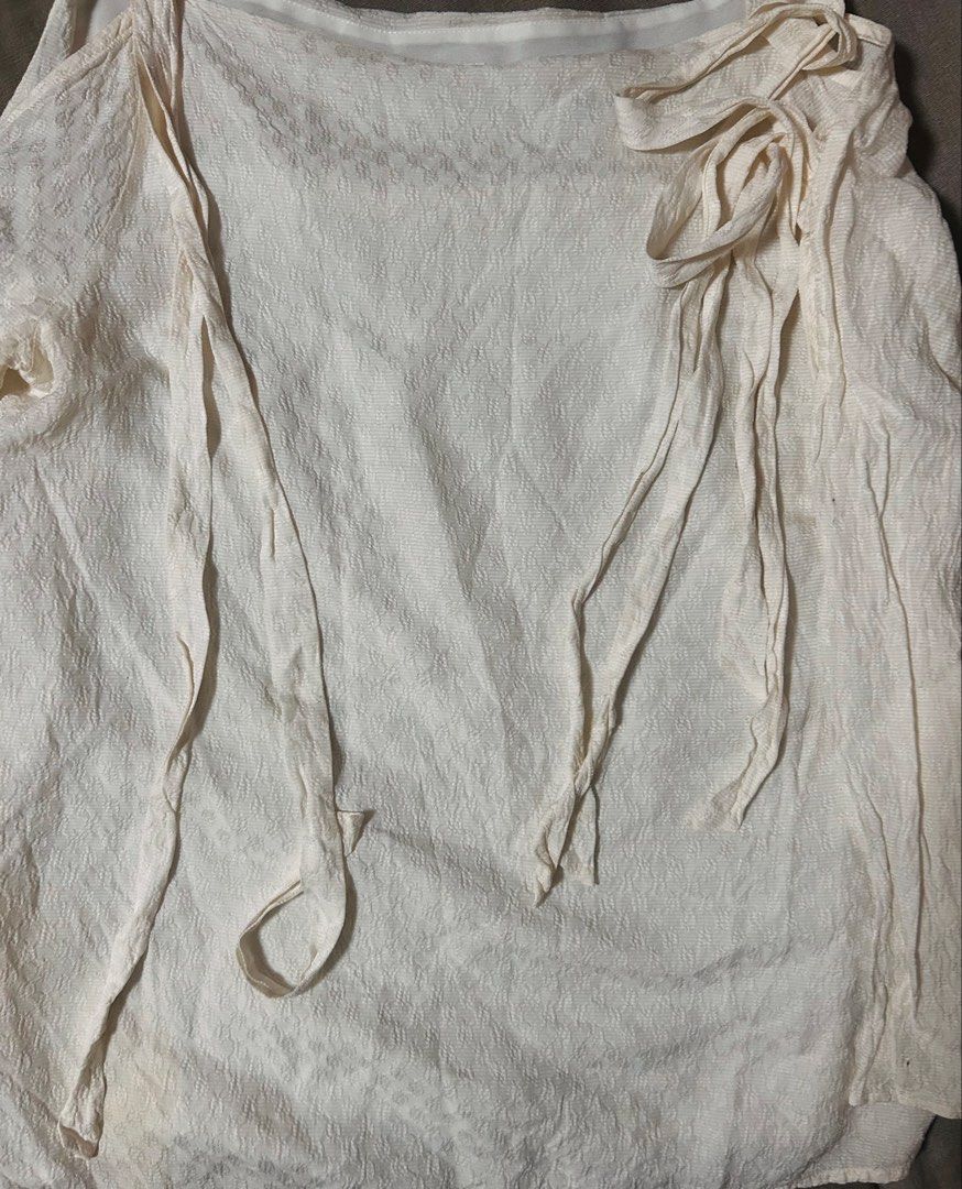 CLUB MONACO (Category: Blouses) located in Davao. Submitted by sart0ria85 (Listing ID 1462490726, Image 3). Description: A cream blouse with ties on both shoulders. 70%VISCOSE 30%SILK MADE IN CHINA 🇨🇳 SMALL. Size 4 EXCELLENT CONDITION (92/100).