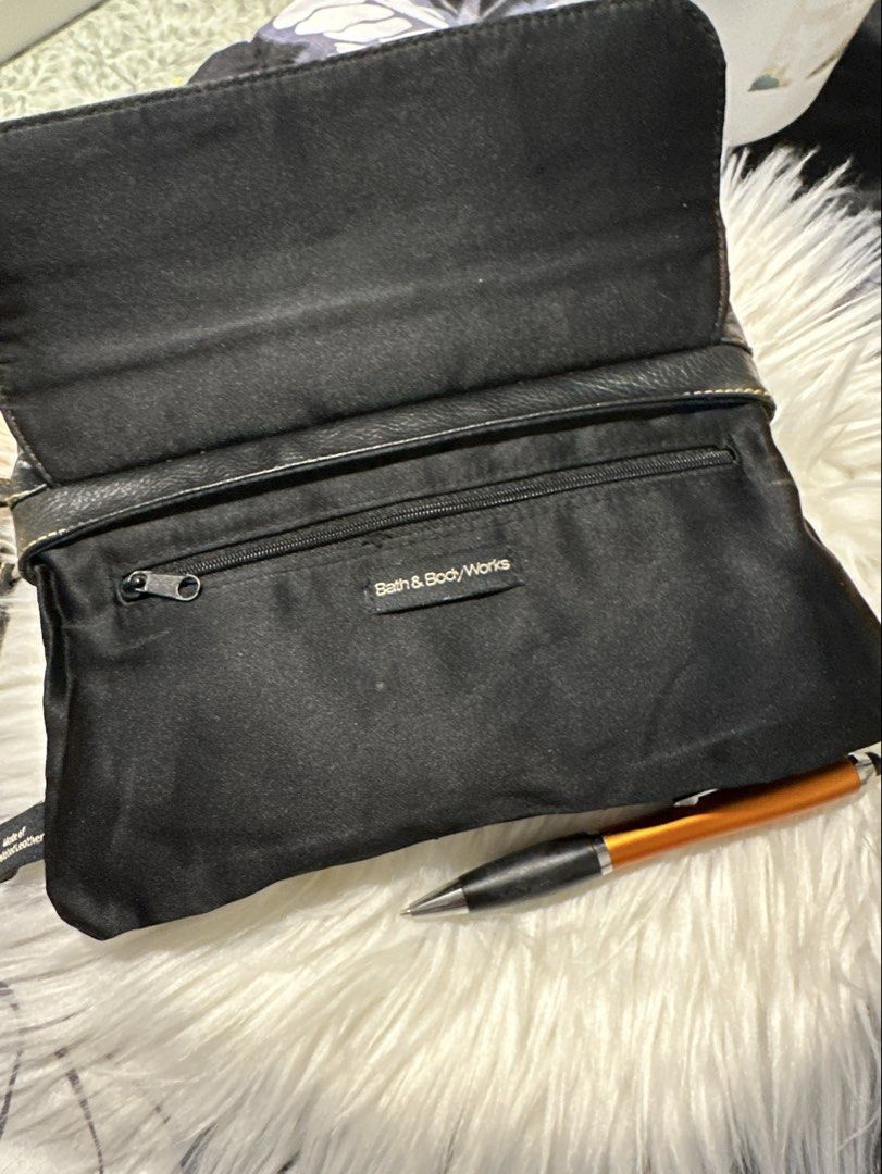 Clutch bag (bath and body works) (Category: Clutches) located in Caloocan City. Submitted by trebdy01 (Listing ID 1462491294, Image 3). Description: Pre owned From usa.