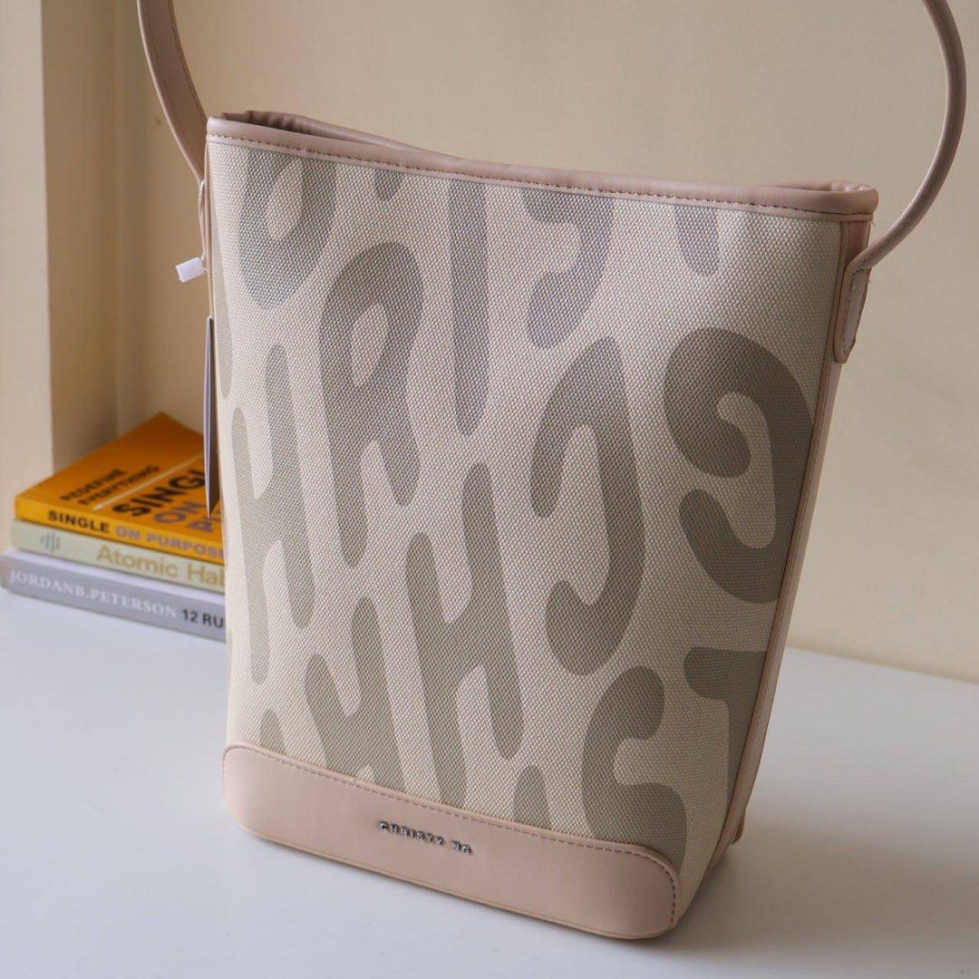 CNG LOGO BUCKET BAG (Category: Shoulder Bags) located in Manila. Submitted by mypshopp (Listing ID 1462469180, Image 2). Description: 💯🇻🇳 vietnam qua Complete inclusion Actual pic posted📸.