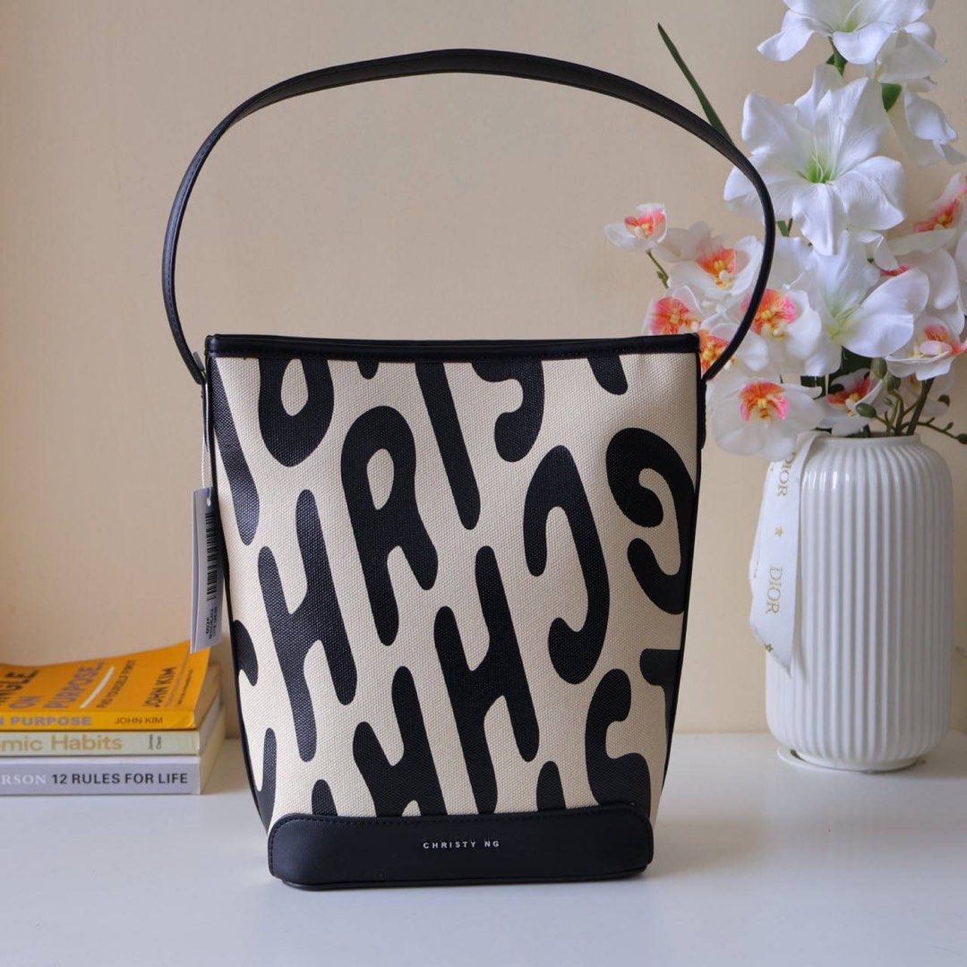 CNG LOGO BUCKET BAG (Category: Shoulder Bags) located in Manila. Submitted by mypshopp (Listing ID 1462469663, Image 1). Description: 💯🇻🇳 vietnam qua Complete inclusion Actual pic posted📸.