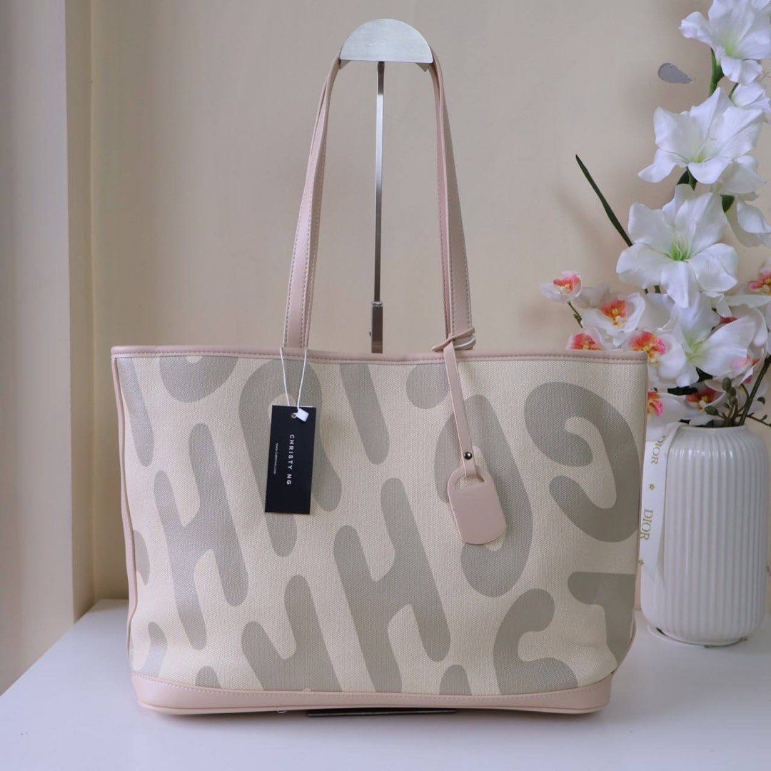 CNG LOGO TOTE BAG (Category: Shoulder Bags) located in Manila. Submitted by mypshopp (Listing ID 1462470016, Image 3). Description: 💯🇻🇳 vietnam qua Complete inclusion Actual pic posted 📸.