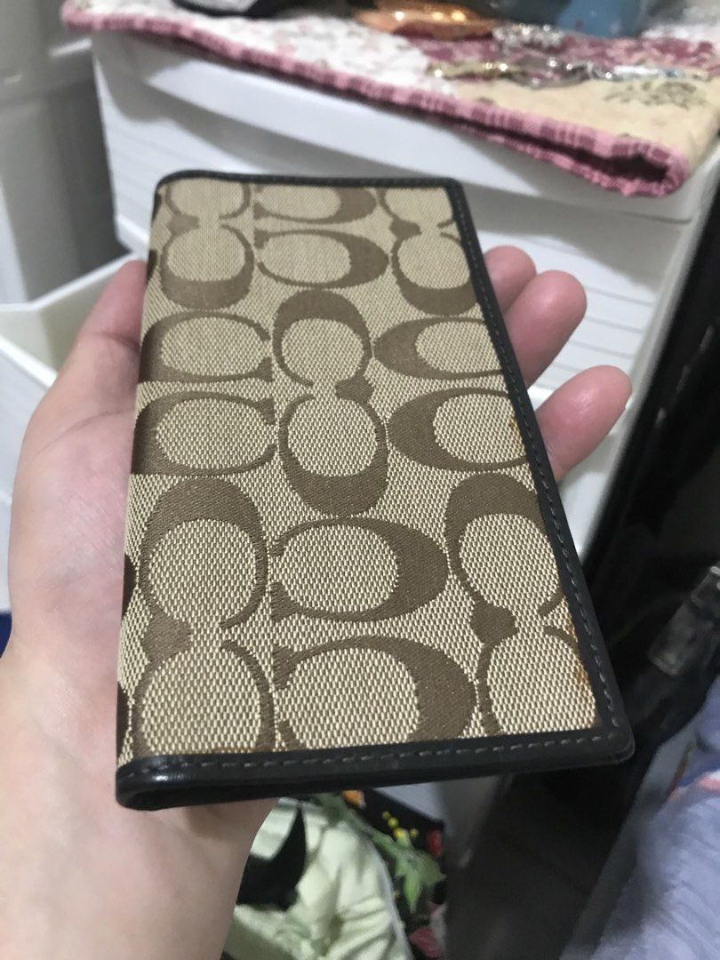 Coach (Category: Wallets & Card holders) located in Balete No 2. Submitted by troyesybang (Listing ID 1462644571, Image 3). Description: Wallet checkbook holder Sign of use light Scuff only in pen holder j&t shipping only .