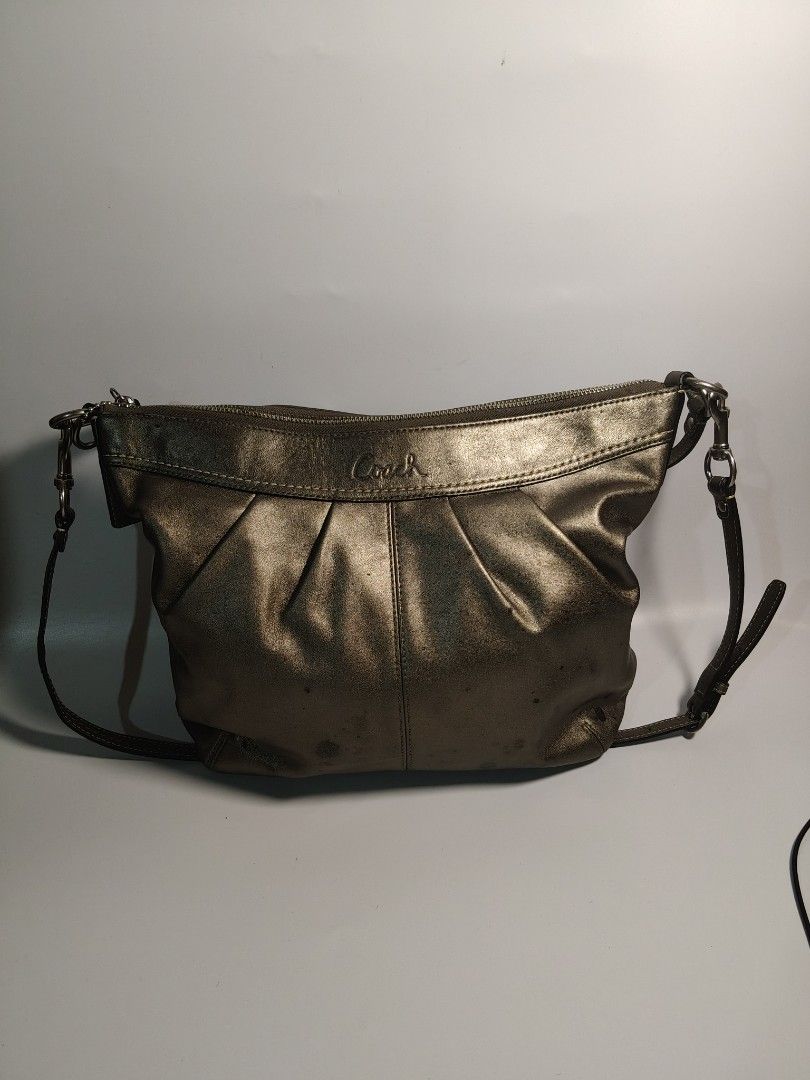 COACH ASHLEY SILVER (Category: Shoulder Bags) located in Valencia. Submitted by coolwolf_27a64f (Listing ID 1462580977, Image 1). Description: DIMENSION 14X11 ISSUE STAIN no holes good condition Leather.