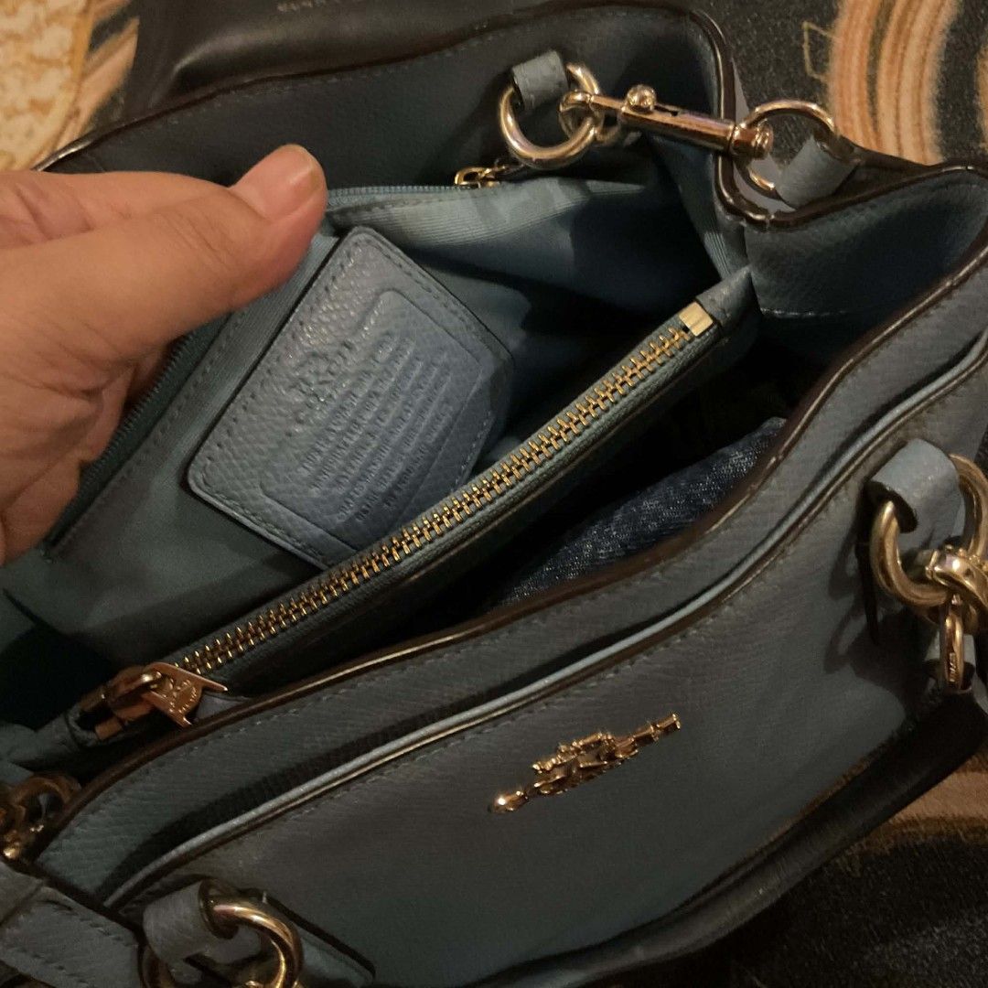 Coach bag crossbody (Category: Cross-body Bags) located in Dasmarinas. Submitted by erljapan (Listing ID 1462607474, Image 2). Description: Authentic coach from JP Na stock lang sa kabinet nagkaron ng molds pero nilinis ko na may konting bakat lang pero di sya halata walang bakbak di masyado nagamit napa stock lang.. FYI leather sya loc Dasma cavite.