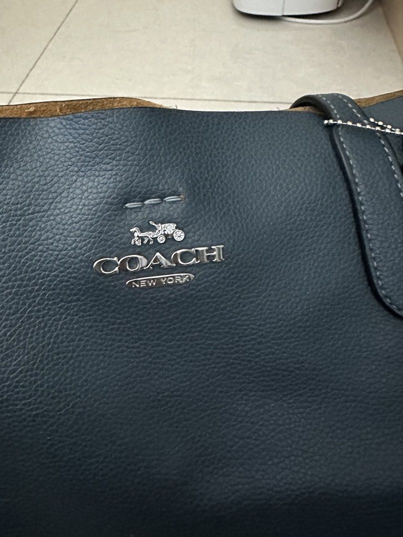 Coach Blue Leather Tote Bag （分類：Tote Bags）位於 Hong Kong。 由 hydz_wafer08 提交（商品編號 1462485878，圖片 3）。簡介： Coach tote bag 100% Authentic.Blue leather tote bag from Coach. Has a main compartment with a zip pocket inside. Comes with a Coach leather tag. Good size for daily use. length: 42 cm width : 12 cm height: 36cm hardware : silvervtone。