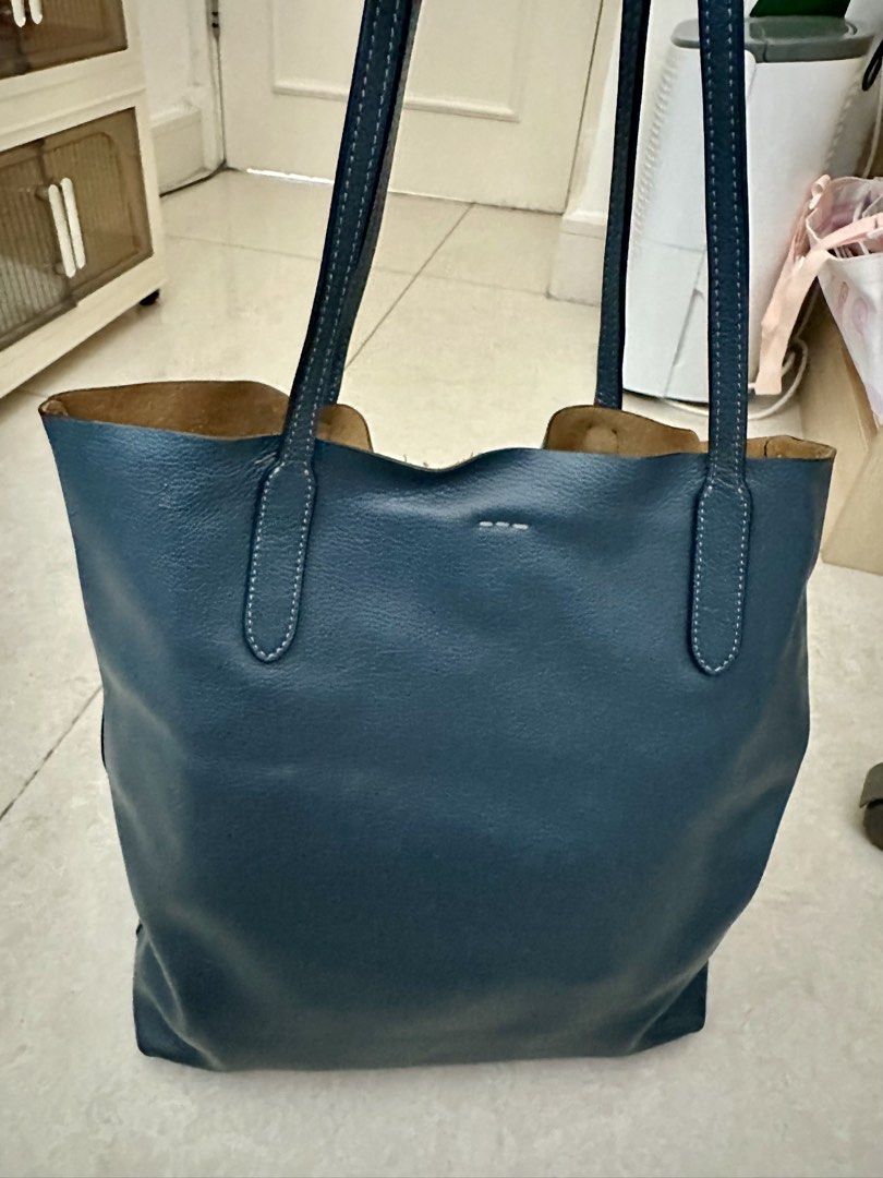 Coach Blue Leather Tote Bag （分類：Tote Bags）位於 Hong Kong。 由 hydz_wafer08 提交（商品編號 1462485878，圖片 2）。簡介： Coach tote bag 100% Authentic.Blue leather tote bag from Coach. Has a main compartment with a zip pocket inside. Comes with a Coach leather tag. Good size for daily use. length: 42 cm width : 12 cm height: 36cm hardware : silvervtone。