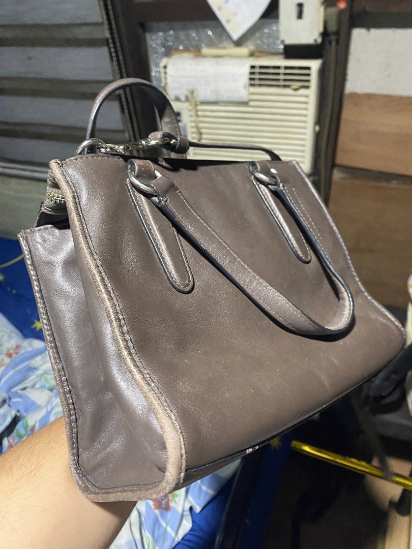 Coach Crosby Carryall Handbag (Category: Luxury Bags & Wallets) located in Malolos. Submitted by piologene (Listing ID 1462674572, Image 3). Description: - Authentic Coach brown leather handbag - Versatile: Top handles and detachable crossbody strap - Secure zipper closure - Includes original Coach leather tag -ykk zipper -100%authentic -slight nego .