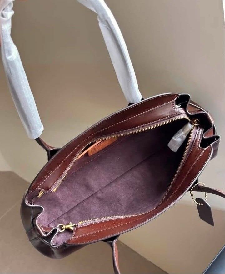 COACH EMPIRE CARRY ALL BAG (Category: Luxury Bags & Wallets) located in Pasig City. Submitted by titalana2011991 (Listing ID 1462540983, Image 2). Description: BRANDNEW PAPER BAG/ DUST BAG/ TAG NO MEET UP PAY AS U ORDER.