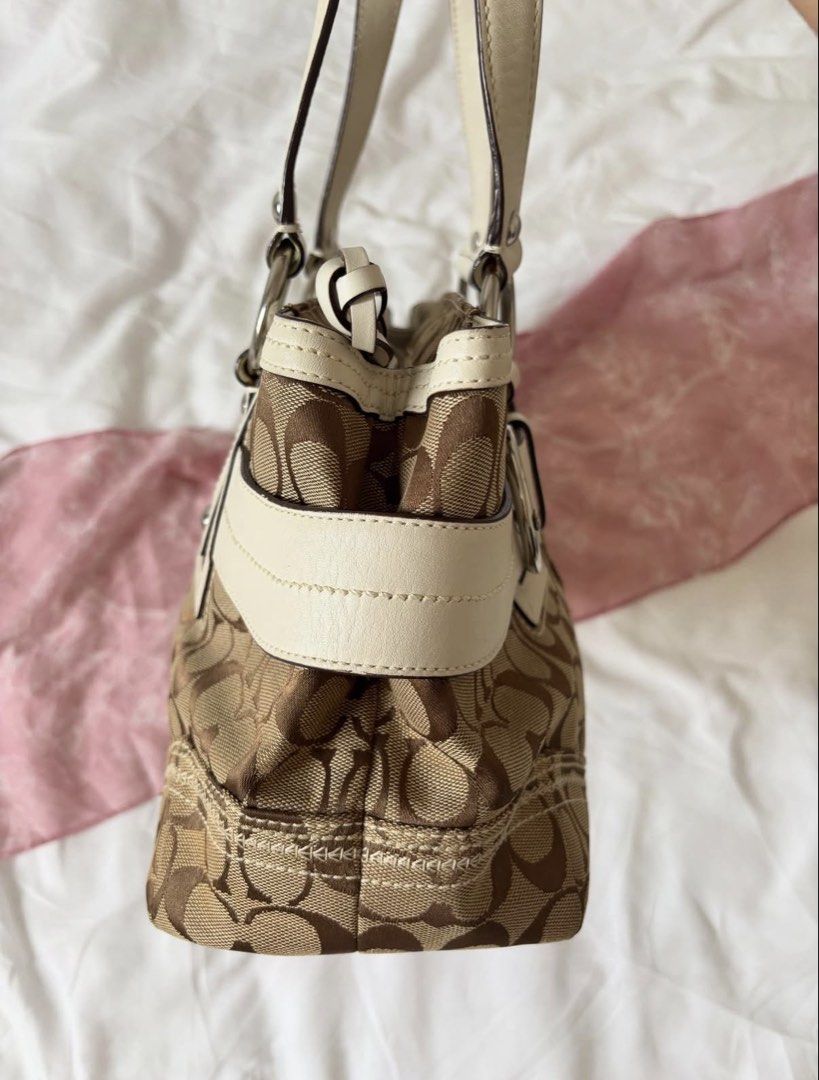 COACH Hobo Bag (Category: Shoulder Bags) located in Manila. Submitted by 4kicarts (Listing ID 1462472700, Image 3). Description: bought on ig decluttering no to lowballer.
