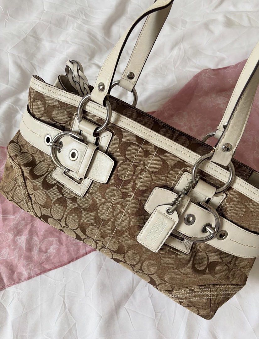 COACH Hobo Bag (Category: Shoulder Bags) located in Manila. Submitted by 4kicarts (Listing ID 1462472700, Image 2). Description: bought on ig decluttering no to lowballer.