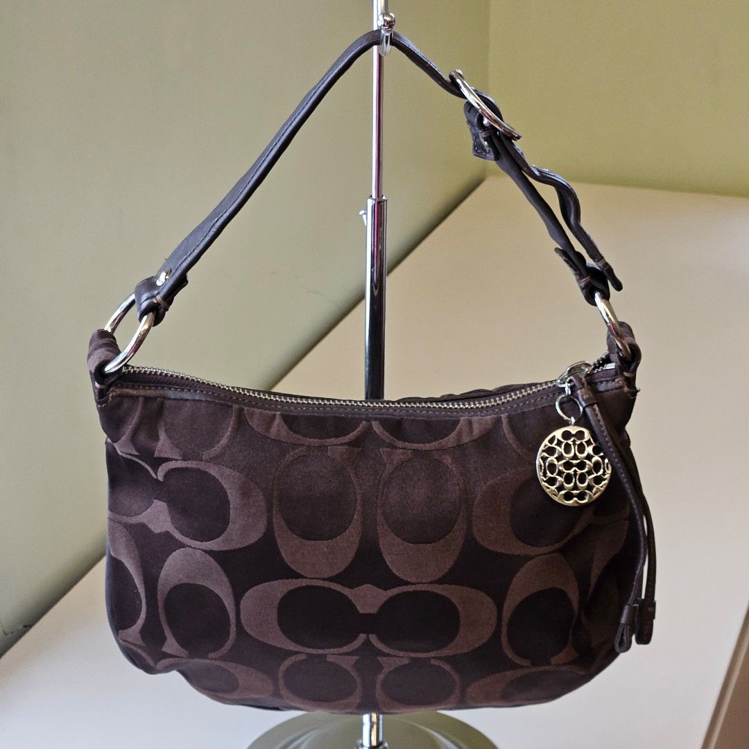 Coach Hobo Choco Brown (Category: Luxury Bags & Wallets) located in Quezon City. Submitted by pjs_jersey99 (Listing ID 1462609482, Image 1). Description: LAST PRICE IS 4,799 + FREE SF VIA JNT❗️ OG PRICE IS 6,890 ❗️ 𝖢𝖢𝖧 𝗁𝗈𝖻𝗈 𝗂𝗇 𝖼𝗁𝗈𝖼𝗈 𝖻𝗋𝗈𝗐𝗇 🍂 ⤿ no hangtag ⤿ see last pic for the flaws ⤿ loc: quezon city ⤿ mop: gcash, maribank ⤿ mod: j&t, lalamove NOTE: all Items are pre-loved and vintage; kindly expect normal signs of used. color