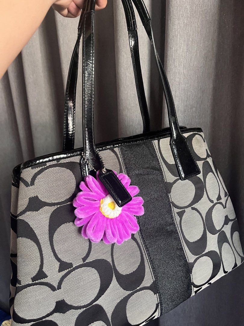 Coach Kisslock (Category: Luxury Bags & Wallets) located in San Jacinto. Submitted by kellysthrift_ (Listing ID 1462540937, Image 1). Description: Coach Kisslock.
