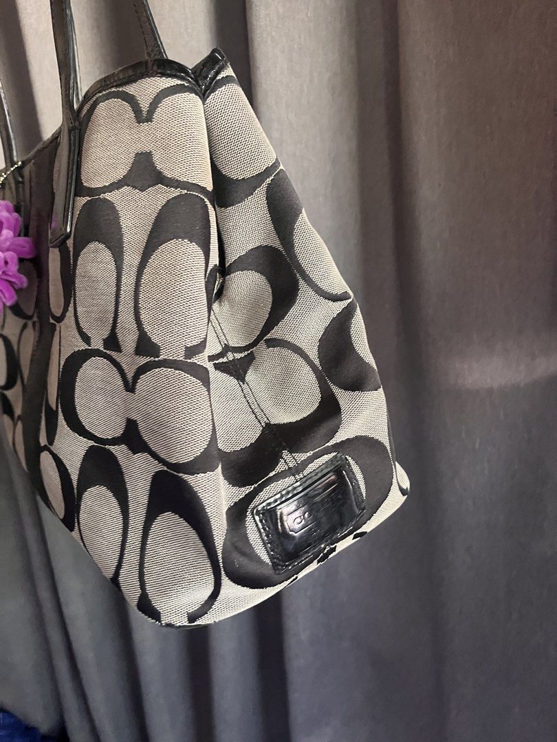 Coach Kisslock (Category: Luxury Bags & Wallets) located in San Jacinto. Submitted by kellysthrift_ (Listing ID 1462540937, Image 3). Description: Coach Kisslock.