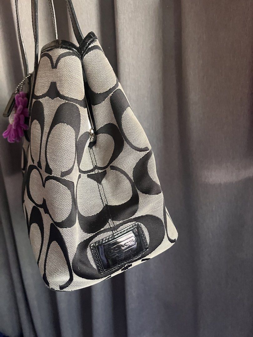 Coach Kisslock (Category: Luxury Bags & Wallets) located in San Jacinto. Submitted by kellysthrift_ (Listing ID 1462540937, Image 2). Description: Coach Kisslock.