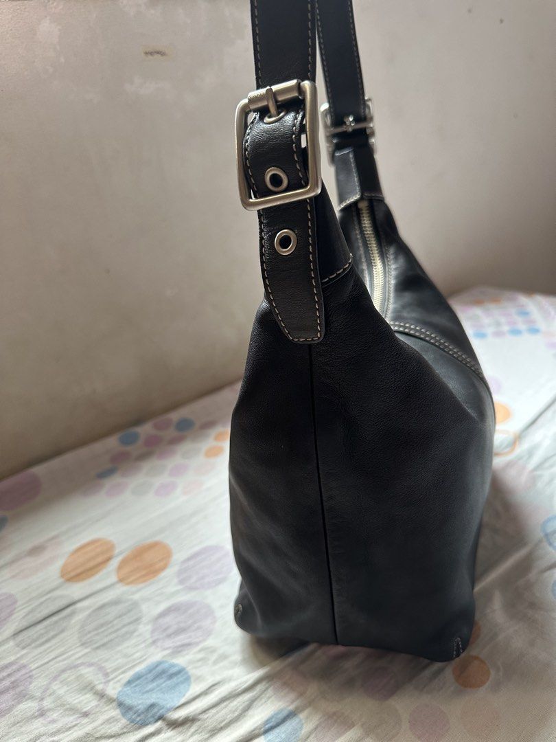 Coach legacy (Category: Luxury Bags & Wallets) located in Cainta. Submitted by 3rd_street.onlineshop (Listing ID 1462591416, Image 2). Description: Vintage Normal signs of usage Sf not included Payment first.