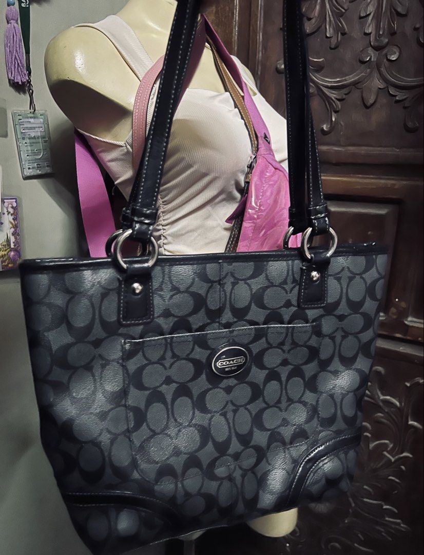 Coach peyton tote bag ( leather ) (Category: Shoulder Bags) located in Manila. Submitted by gee0505 (Listing ID 1462479015, Image 3). Description: .