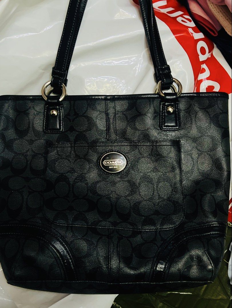Coach peyton tote bag ( leather ) (Category: Shoulder Bags) located in Manila. Submitted by gee0505 (Listing ID 1462479015, Image 2). Description: .