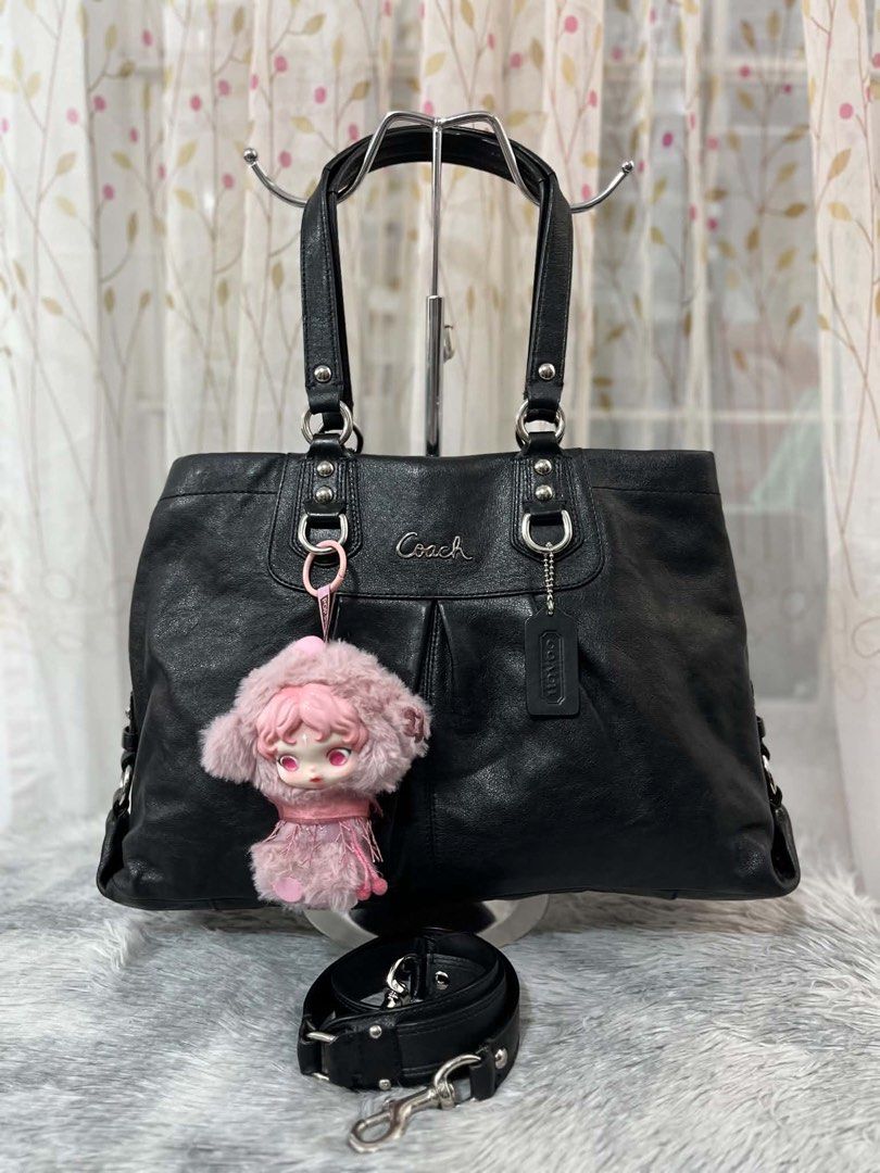 Coach two way black (Category: Luxury Bags & Wallets) located in San Jacinto. Submitted by kellysthrift_ (Listing ID 1462473757, Image 1). Description: Coach teo way no issue.
