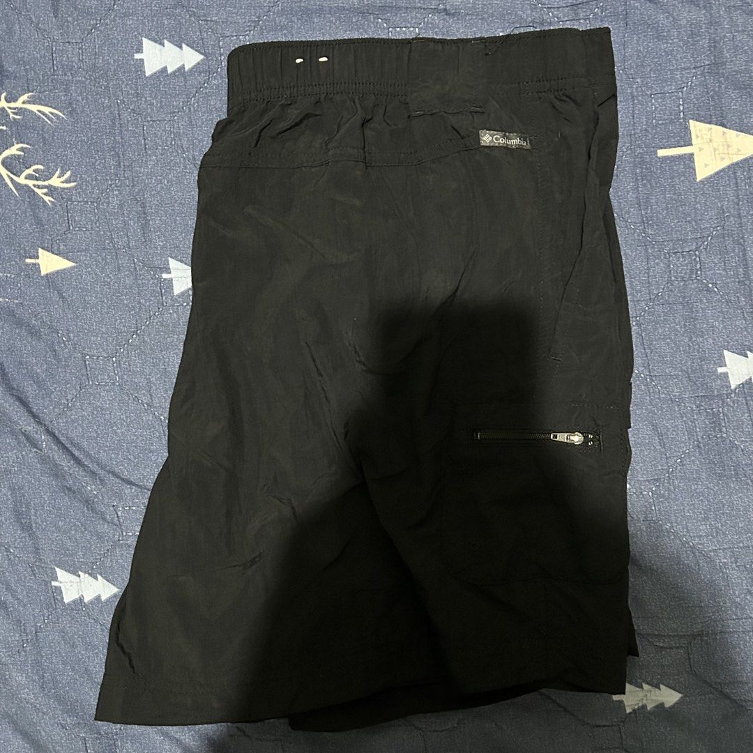 Columbia Black Cargo Shorts (Category: Shorts) located in Tanay. Submitted by mattyall (Listing ID 1462602736, Image 2). Description: - Columbia Sportswear shorts - Color: Black - Size: XL - Elastic waistband with drawstring - Zippered cargo pocket on right leg - Ideal for outdoor activities and casual wear.