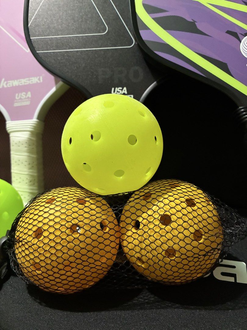Complete Pickleball Paddle Set (Free priority shipping within Metro Manila) (Category: Racket and Ball Sports) located in Taguig. Submitted by karusellph (Listing ID 1462611692, Image 3). Description: ❤️FREE PRIORITY SHIPPING WITHIN METRO MANILA 🚀 Complete pickleball set, perfect for beginners, family games, or recreational play! 🏓 Includes: * 4 pickleball paddles (Kawasaki paddles included) * 2 Paddle carrying cases * 2 Paddle protective case 