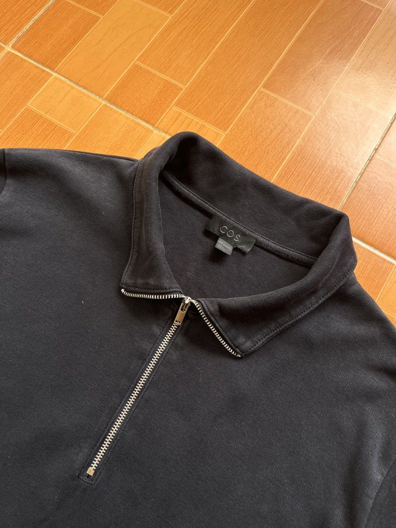 Coss (Category: Coats, Jackets and Outerwear) located in Santo Tomas. Submitted by vincezy2 (Listing ID 1462616214, Image 3). Description: Coss Qzip Good condition Color date 9/10 Size L on tag Dimes: w- 22 L- 28 No issues. .