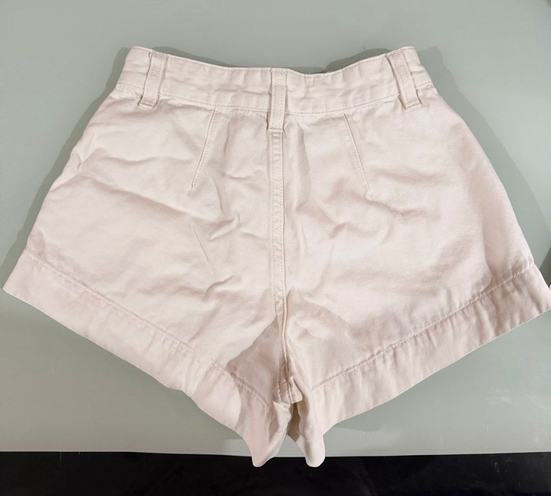 Cotton On White Parker Shorts (Category: Shorts) located in Valenzuela. Submitted by rachmcadams (Listing ID 1462515289, Image 2). Description: • 100% original (mall bought) • 9/10 condition, still crisp white • No issues, just need ironing • Fits XS-S RFS: Decluttering What you see is what you get! .