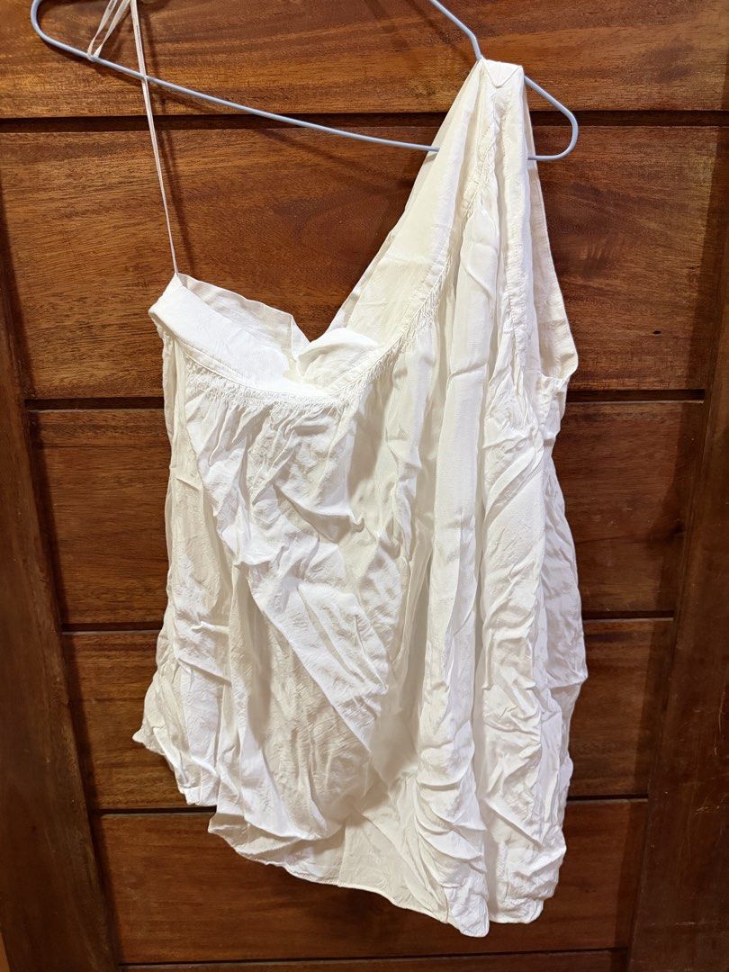 COUNTRY ROAD WHITE ONE SHOULDER TOP (Category: Sleeveless) located in Makati City. Submitted by inxdnl (Listing ID 1462443333, Image 1). Description: IN GOOD CONDITION CAN FIT UP TO L CAN SEND MEASUREMENTS CAN SHIP ASAP NO DAMAGE OR FLAW BRAND COUNTRY ROAD.