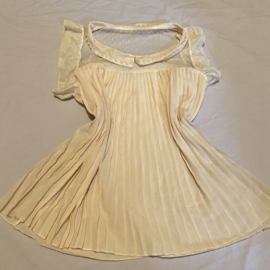 Cream blouse (Category: Blouses) located in Manila. Submitted by chelseah_phamm016 (Listing ID 1462628052, Image 1). Description: .