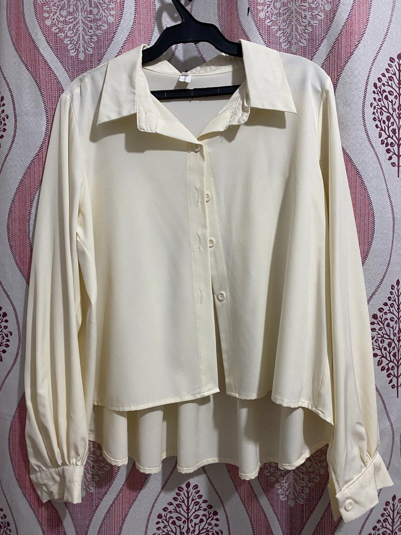 Cream Crop Long Sleeve 🤍 (Category: Longsleeves) located in Tanza. Submitted by vhies_closet24 (Listing ID 1462636917, Image 1). Description: • Good condition • Soft & comfy fabric • Perfect for casual outfits • No issue.