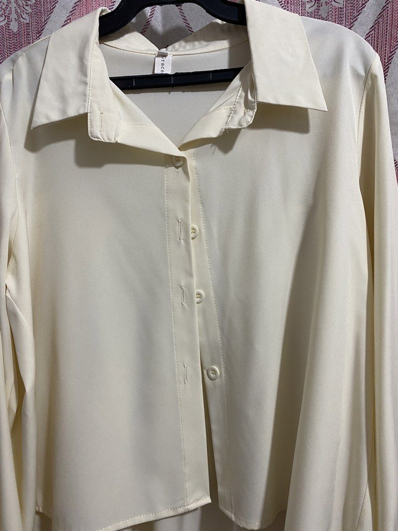 Cream Crop Long Sleeve 🤍 (Category: Longsleeves) located in Tanza. Submitted by vhies_closet24 (Listing ID 1462636917, Image 3). Description: • Good condition • Soft & comfy fabric • Perfect for casual outfits • No issue.