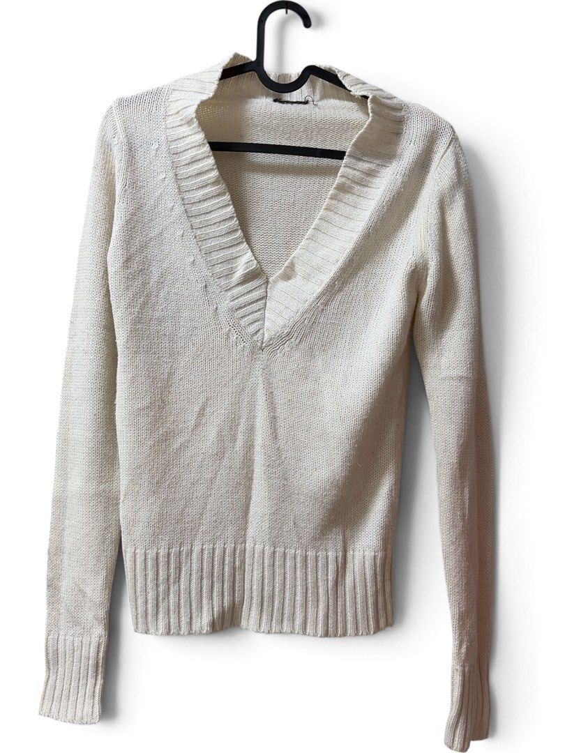Cream Sweat Shirt (Category: Longsleeves) located in Santol. Submitted by lululane (Listing ID 1462619921, Image 1). Description: .