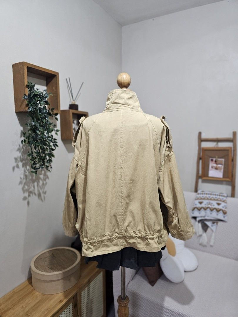 Cropped safari Jacket (Category: Coats, Jackets and Outerwear) located in Pasig City. Submitted by geesbox (Listing ID 1462460777, Image 2). Description: .