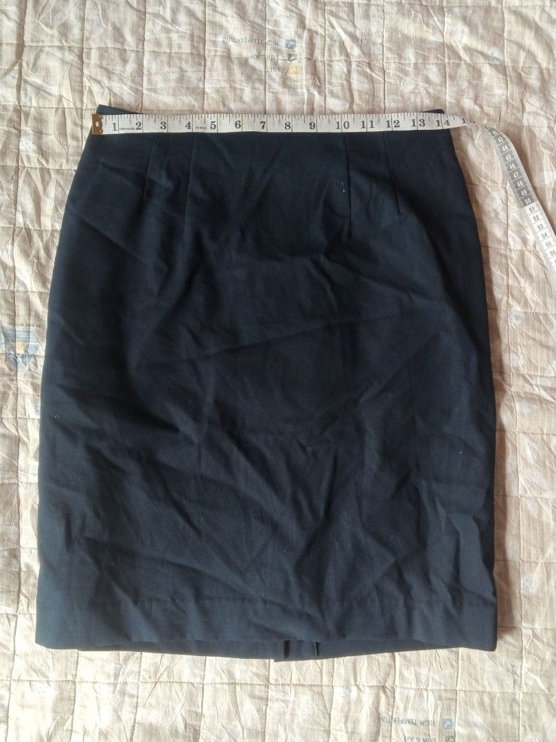 H&M Dark Blue Pencil Skirt (Category: Skirts) located in Manila. Submitted by icamalicdem29 (Listing ID 1462453483, Image 1). Description: - Classic dark blue pencil skirt - Versatile for work or casual wear.