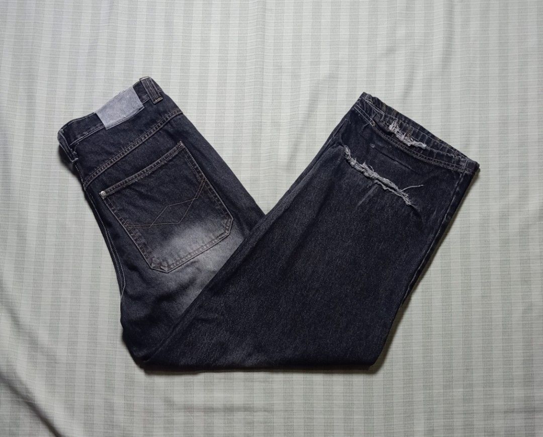 Dark Wash Relaxed Fit (Category: Jeans) located in Pasay City. Submitted by jay_gdz (Listing ID 1462594350, Image 1). Description: Dark Wash Pants Width: 34 Length: 44 Thigh: 13 Hem: 10 Solid to in person 🔥 Wide-leg Excellent Condition 10/10 Color Rate Issue: check last slide (pa-alter niyo na lang) .
