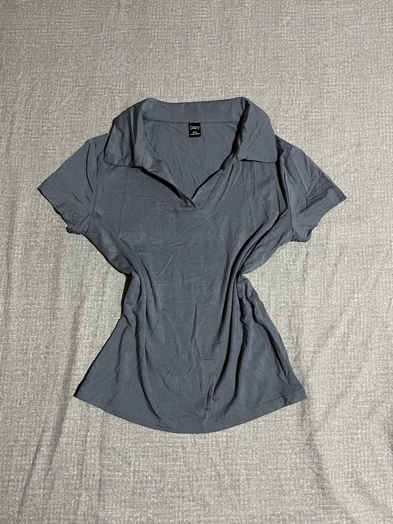 DAZY Grey Collared V-Neck Short Sleeve Top Size L (Category: Blouses) located in Manila. Submitted by az0r_ (Listing ID 1462502414, Image 1). Description: - Brand: DAZY - Color: Grey - Neckline: Collared V-neck - Sleeves: Short sleeves - Size: L - Origin: Made in China - Style: Simple and versatile.