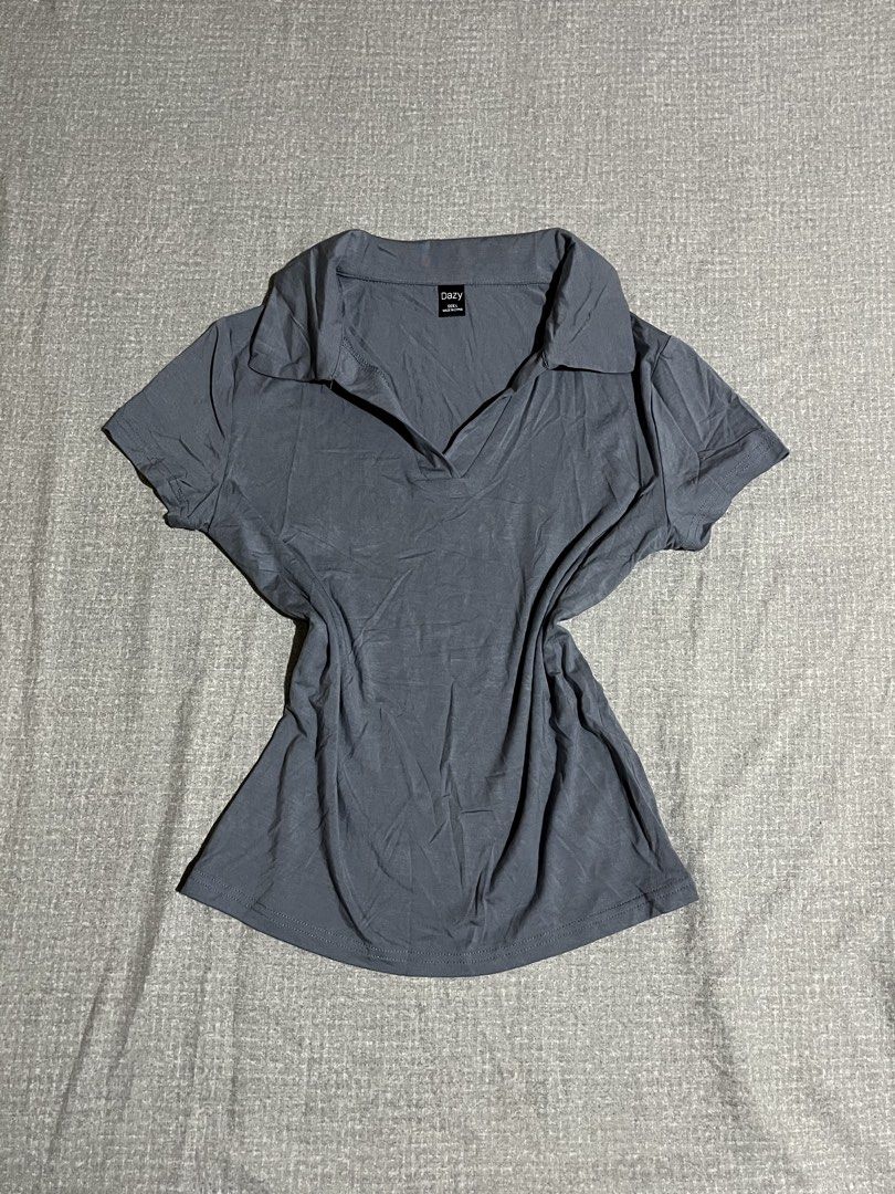 DAZY Grey Collared V-Neck Short Sleeve Top Size L (Category: Blouses) located in Manila. Submitted by az0r_ (Listing ID 1462502414, Image 2). Description: - Brand: DAZY - Color: Grey - Neckline: Collared V-neck - Sleeves: Short sleeves - Size: L - Origin: Made in China - Style: Simple and versatile.