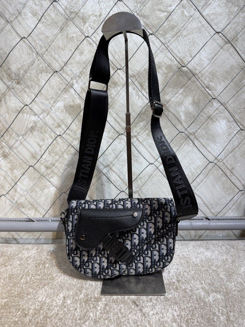 Di Or Messenger Saddle Bag. (Category: Sling Bags) located in Manila. Submitted by ardobe.mnl (Listing ID 1462481566, Image 1). Description: Good asnew No issue Unisex.
