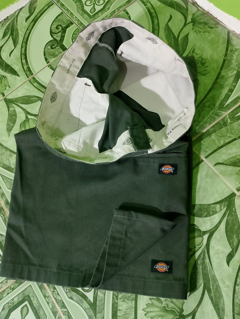 Dickies Loose Fit army green (Category: Jeans) located in Manila. Submitted by adrianaban04817 (Listing ID 1462543118, Image 1). Description: Dickies loosefit size 38 on tag length 25.2 leg hole 13.4 good condi 10/10 Minimal scratches see last pic.