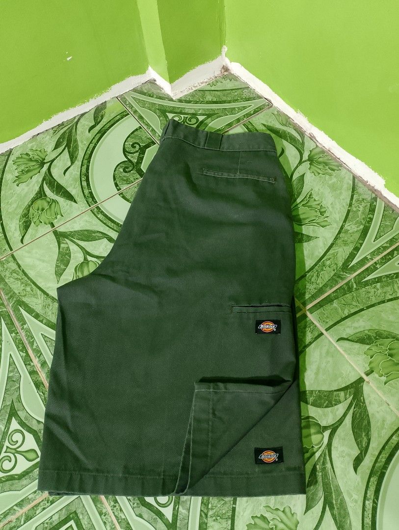Dickies Loose Fit army green (Category: Jeans) located in Manila. Submitted by adrianaban04817 (Listing ID 1462543118, Image 2). Description: Dickies loosefit size 38 on tag length 25.2 leg hole 13.4 good condi 10/10 Minimal scratches see last pic.