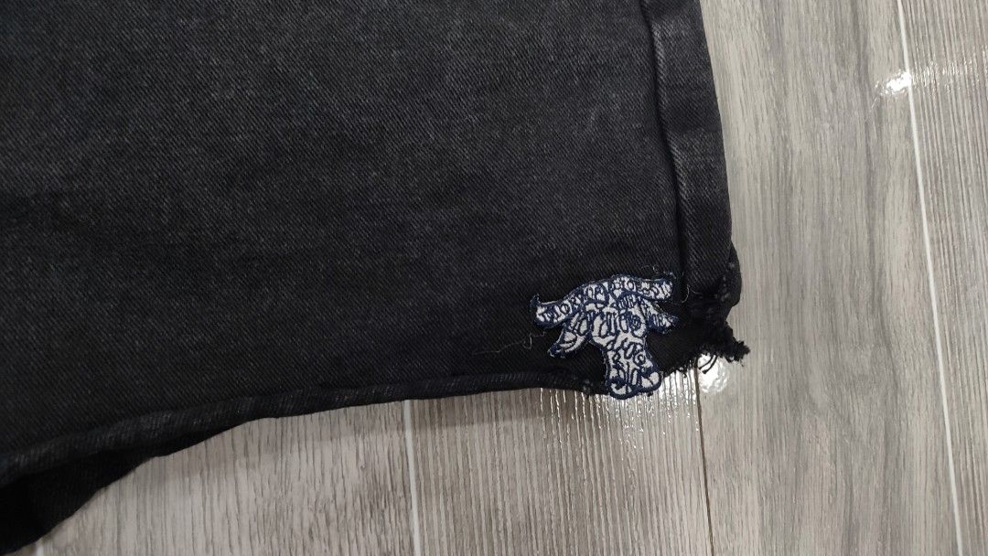 DIOR- (Category: Shorts) located in Manila. Submitted by fhilbelensoncuenco09 (Listing ID 1462587024, Image 2). Description: 27-29.