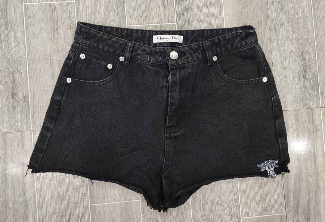 DIOR- (Category: Shorts) located in Manila. Submitted by fhilbelensoncuenco09 (Listing ID 1462587024, Image 1). Description: 27-29.