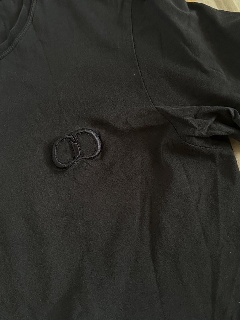 Dior CD Icon Navy Blue Shirt (Category: Tshirts & Polo Shirts ) located in Manila. Submitted by colettt1323 (Listing ID 1462511397, Image 2). Description: - Classic black crew neck t-shirt - Features a small, embroidered CD logo on the chest - Short sleeves - Ideal for casual everyday wear - Authentic.