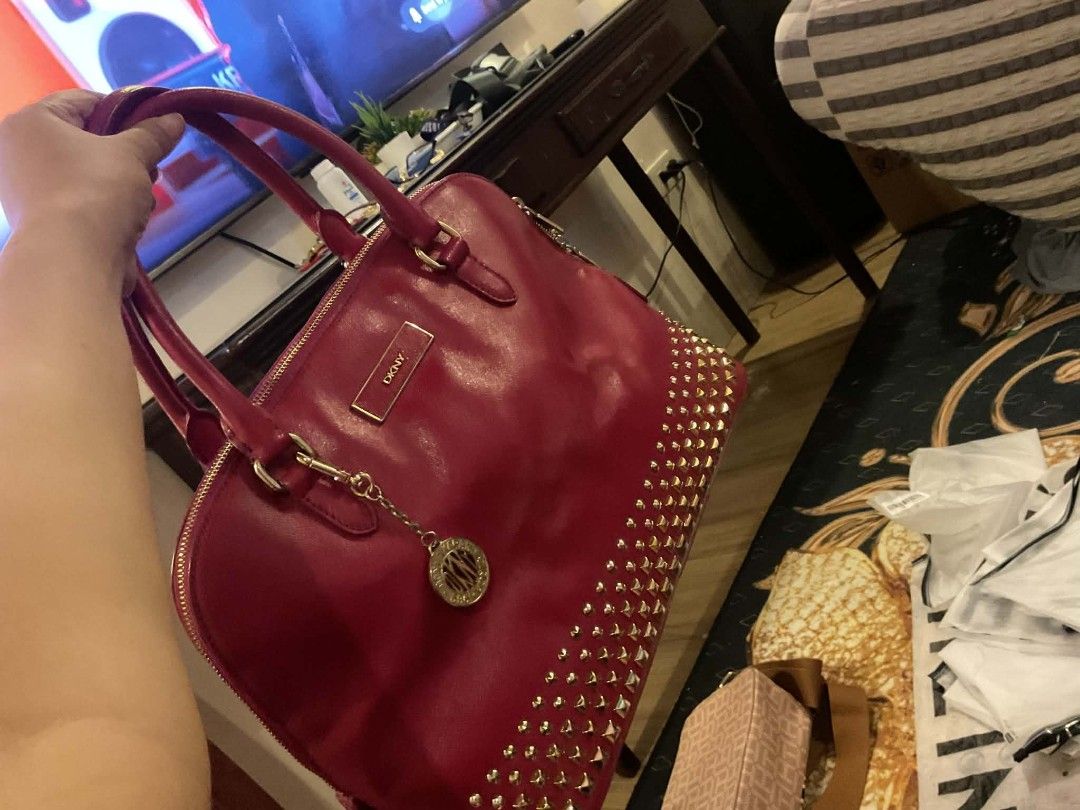 DKNY hand bag (Category: Tote Bags) located in Dasmarinas. Submitted by erljapan (Listing ID 1462608167, Image 1). Description: DKNY hand bag with tag with gold studs fuschia pink from US issue na deform kita sa pic lagyan nyo na lang palaman.
