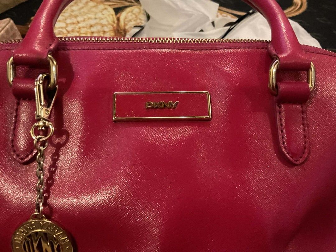 DKNY hand bag (Category: Tote Bags) located in Dasmarinas. Submitted by erljapan (Listing ID 1462608167, Image 2). Description: DKNY hand bag with tag with gold studs fuschia pink from US issue na deform kita sa pic lagyan nyo na lang palaman.