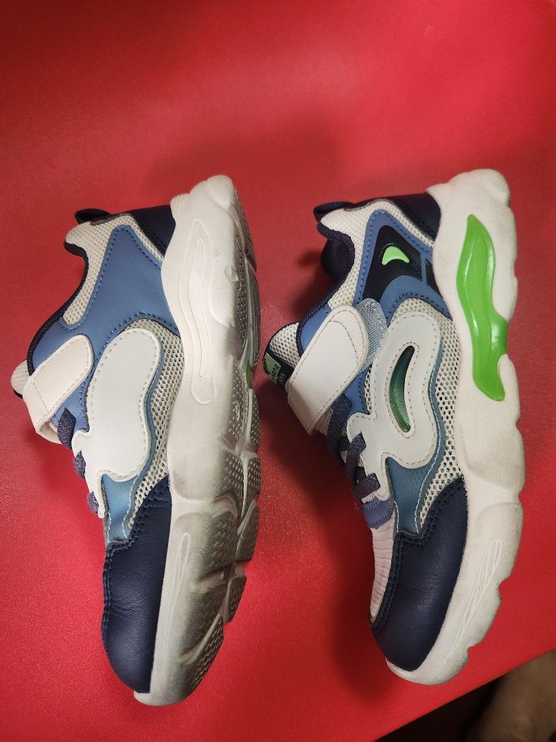 Dr. Kong 1999 Kids Shoes (Category: Babies & Kids Fashion) located in Makati City. Submitted by mikamix (Listing ID 1462444973, Image 2). Description: - Brand: Dr. Kong Kids' Sneakers - Color: Blue and white with green accents - Closure: Easy velcro straps - Features: Breathable mesh panels - Ideal for: Active kids - Condition: Soles show some wear, but plenty of grip remaining EUR 32 size.