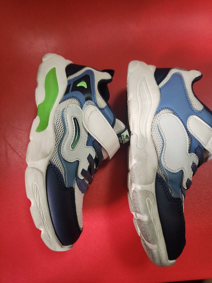 Dr. Kong 1999 Kids Shoes (Category: Babies & Kids Fashion) located in Makati City. Submitted by mikamix (Listing ID 1462444973, Image 3). Description: - Brand: Dr. Kong Kids' Sneakers - Color: Blue and white with green accents - Closure: Easy velcro straps - Features: Breathable mesh panels - Ideal for: Active kids - Condition: Soles show some wear, but plenty of grip remaining EUR 32 size.