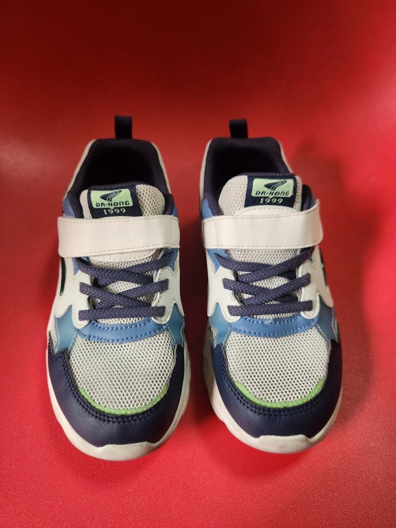 Dr. Kong 1999 Kids Shoes (Category: Babies & Kids Fashion) located in Makati City. Submitted by mikamix (Listing ID 1462444973, Image 1). Description: - Brand: Dr. Kong Kids' Sneakers - Color: Blue and white with green accents - Closure: Easy velcro straps - Features: Breathable mesh panels - Ideal for: Active kids - Condition: Soles show some wear, but plenty of grip remaining EUR 32 size.