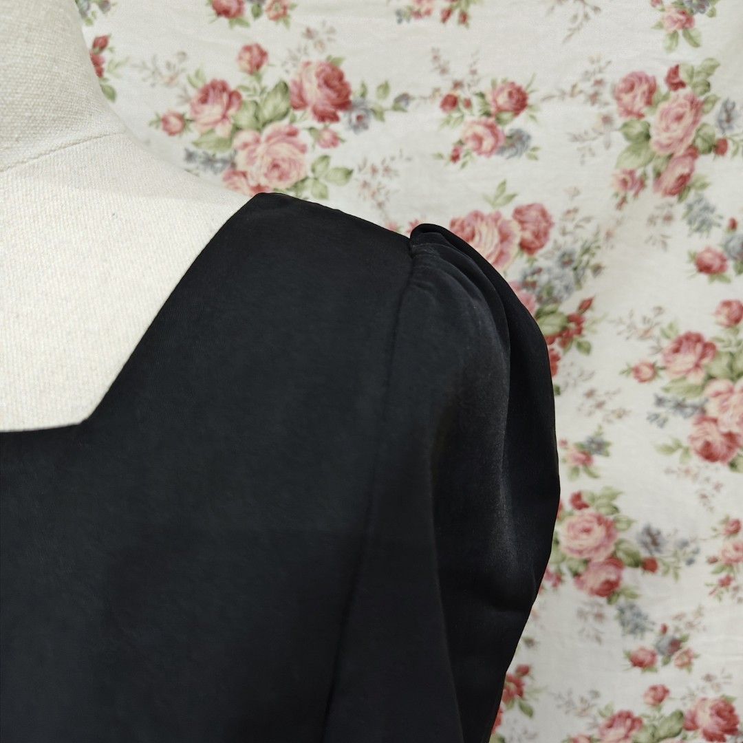 Elegant Black Square Neckline Top (Category: Longsleeves) located in Cabanatuan. Submitted by curated_cozy (Listing ID 1462471173, Image 2). Description: Thrifted! Size: S Bust: 33" Length: 37cm -Lightly Washed -Payment thru Gcash, Gotyme, MariBank -Shipping via J&T -Buyer shoulders Shipping Fee ‼️No Rush Order‼️ [SKU: KNT4-B2 ].
